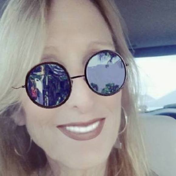 Meet your Posher, Karen - Picture 1 of 1